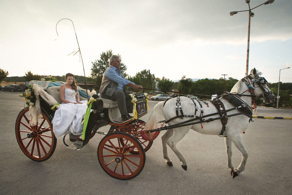 fotografos-gamou-destination-wedding-photographer-loutraki-santorini-stardust-tsitouridis-059