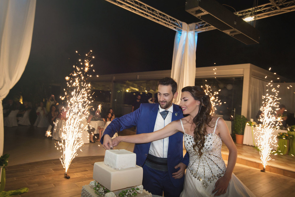 fotografos-gamou-destination-wedding-photographer-loutraki-santorini-stardust-tsitouridis-086