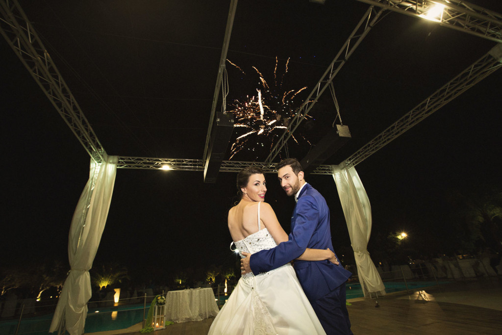 fotografos-gamou-destination-wedding-photographer-loutraki-santorini-stardust-tsitouridis-090