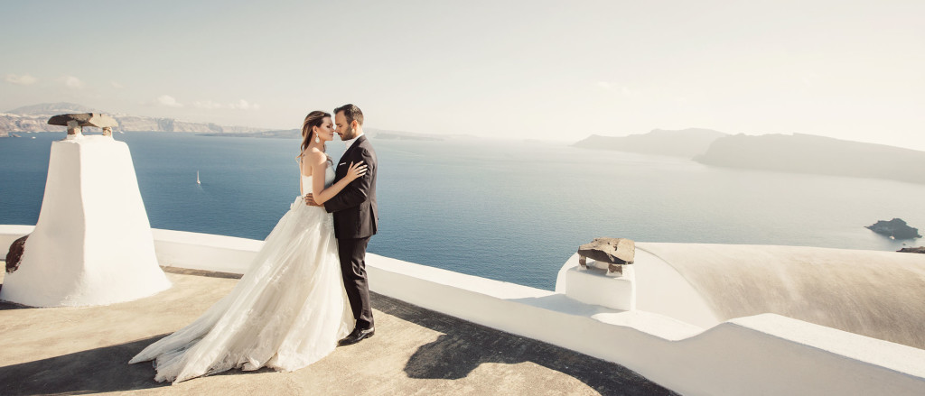 santorini-wedding-gamos-destination-wedding-in-greece-island-photographer-fotografos-gamou-tsitouridis-stardust-events-cinematic-makeup-bride-nyfi-fotografoi-gamou1